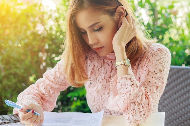 Jak napisać pismo o podwyżkę płacy żeby przekonać pracodawcę?