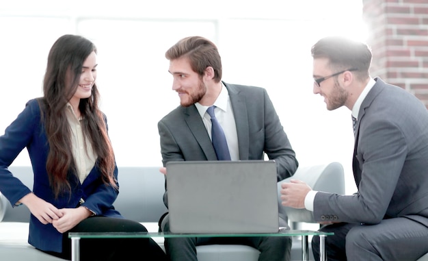 Jakie są strony negocjacji i jak na nie wpływają relacje?