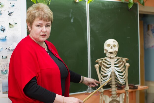 Kto może być opiekunem stażu na nauczyciela mianowanego i jakie warunki musi spełniać?