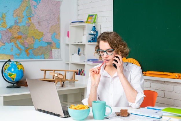 Ile pracuje nauczyciel wspomagający w codziennym obowiązkach?