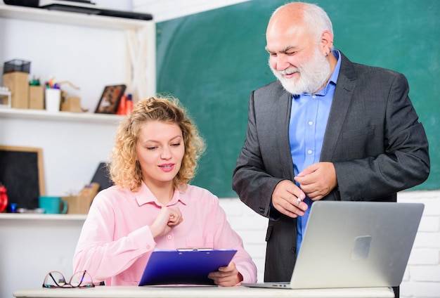 Nauczyciel kontraktowy kiedy mianowany i na czym to polega?