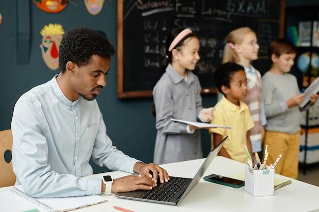 Gdzie może pracować nauczyciel i jakie ma możliwości?