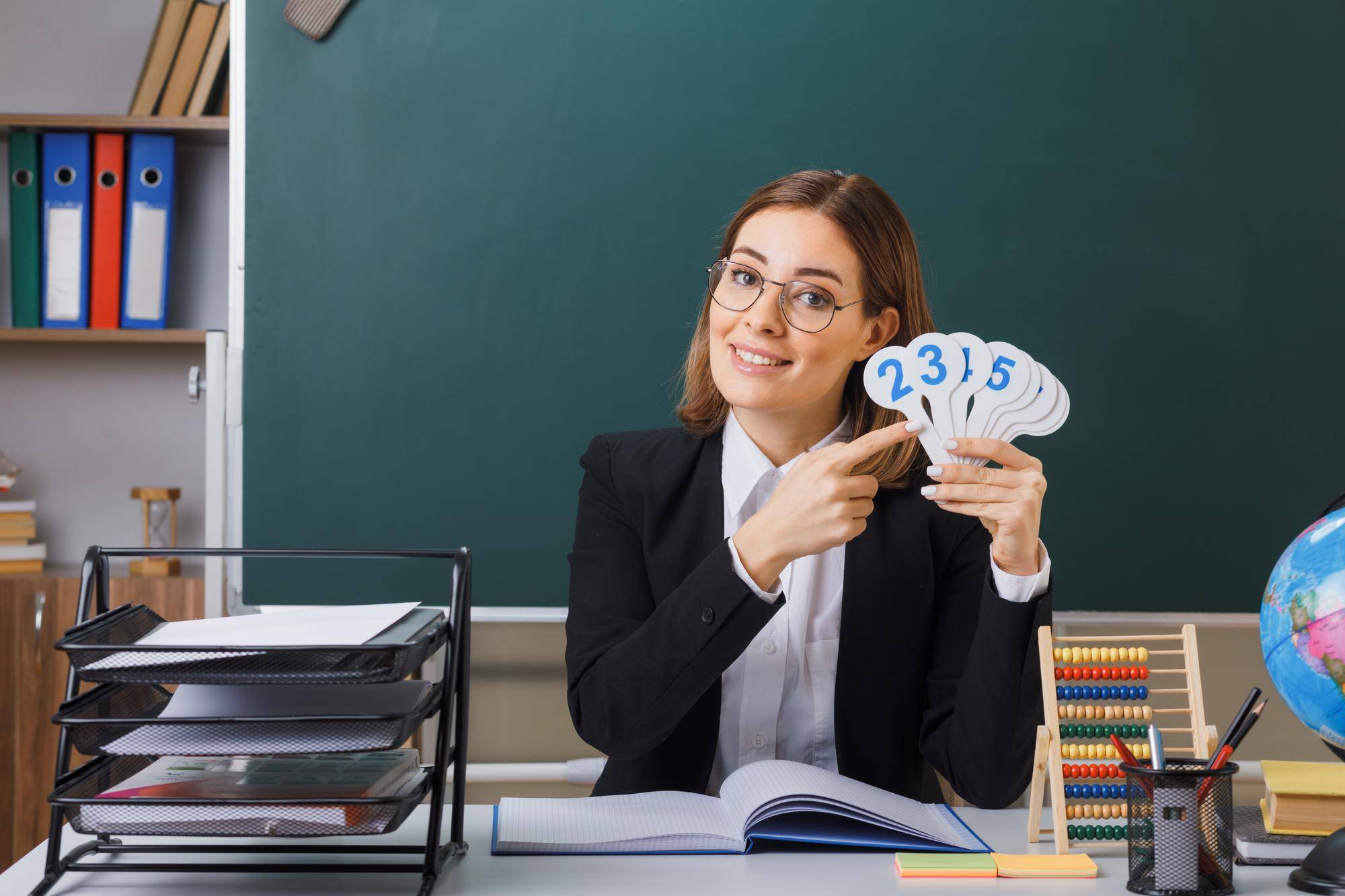 Co to jest wynagrodzenie zasadnicze nauczyciela i jak wpływa na pensję?